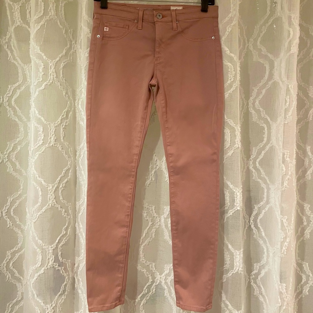 Beautiful like new condition jegging in size 26R